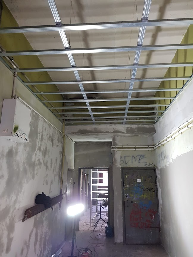 Metalowa konstrukcja sufitowa przed montażem okładziny.